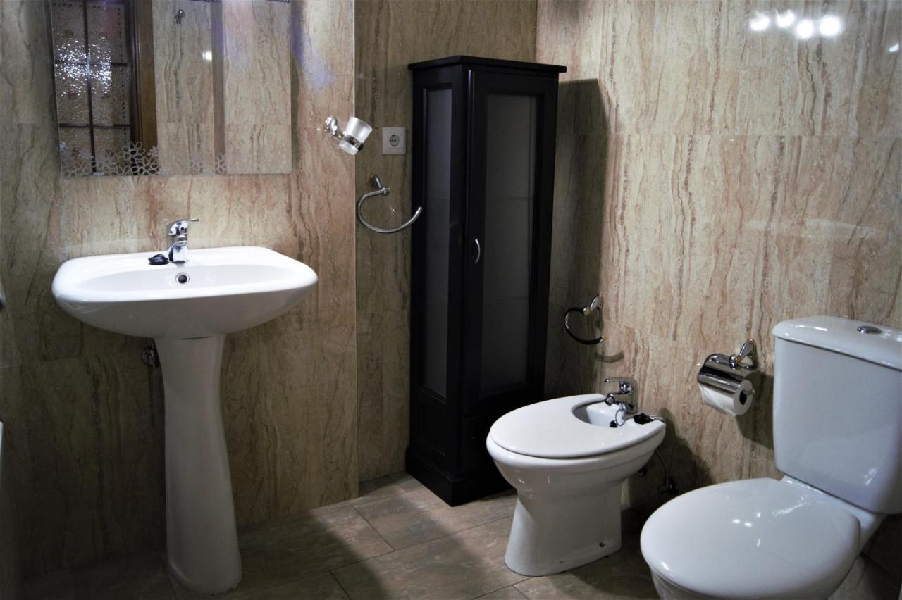 Amplio Piso 8 Mts Mezquita - Wifi - A/C - Parking Kordoba Bagian luar foto